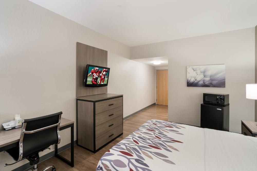 Deluxe Room with One Queen Bed Disability Access Non-Smoking interior